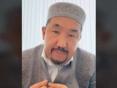 «Меккеге ұшақ бос бармайды, бірақ көршіге кірмейміз»: Нұрлан имам ұлтқа қызмет етуді бірінші орынға қоюға шақырды