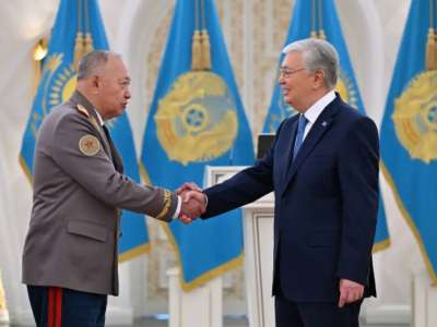 Президент Сәт Тоқпақбаевқа Алтын жұлдыз бен «Отан» ордендерін табыстады