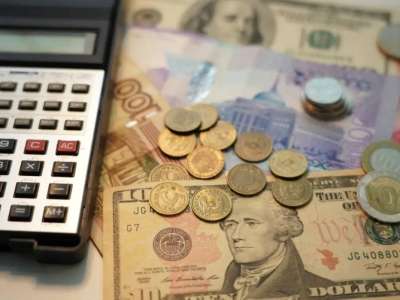 Елордада мектепте жұмыс істемейтін адамдарға жалақы мен сыйақы төленіп келген