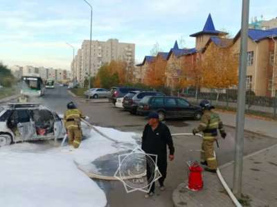 Астаналық өрт сөндірушілер жанып жатқан автокөлікті сөндірді