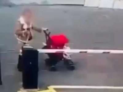 Астанада көшеде бесік арбасын сүйреген ана білдіртпей есірткі жарнамалаған