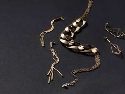 Қайтарылған активтер: 63 зергерлік бұйым аукционға шығарылды