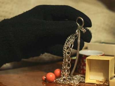 Елорда тұрғыны ұрланған бұйымды сүйіктісіне сыйлаған