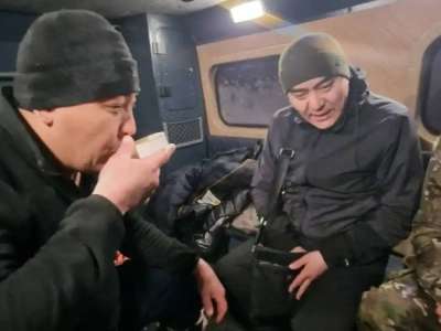 Абай облысында қар құрсауында қалған екі көлік құтқарылды