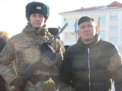 Қуат Хамитов  інісін әскерге жіберді