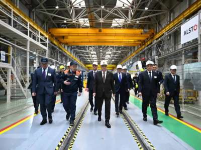 Қасым-Жомарт Тоқаев елордадағы электровоз құрастыру зауытының жұмысымен танысты