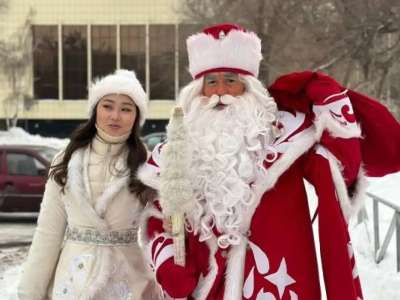 Астанада Аяз ата мен Ақшақар тұрғындарға тәттілер таратты