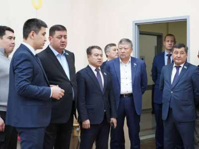 Мәслихат депутаттары астаналық балаларды Жаңа жыл мерекесімен құттықтады