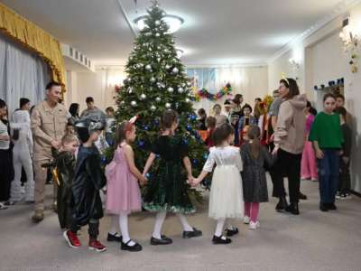 Әскери қызметшілер балалар үйінің тәрбиеленушілерін Жаңа жылдық ертегімен қуантты