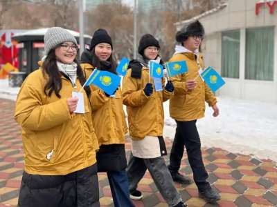 Волонтерлер астаналықтарды алдағы Тәуелсіздік күні мерекесімен құттықтады