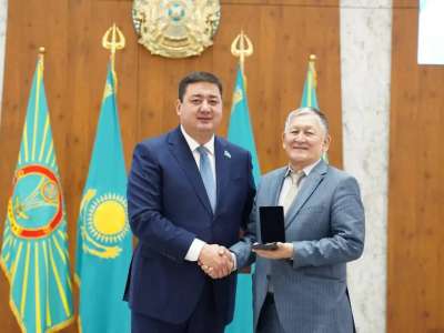 Ерлан Каналимов қалалық мәслихат ардагерлері мен қызметкерлерін марапаттады