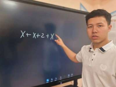 Елордалық вундеркинд оқушыға Асқар Жұмаділдаев 100$ сыйға тартты