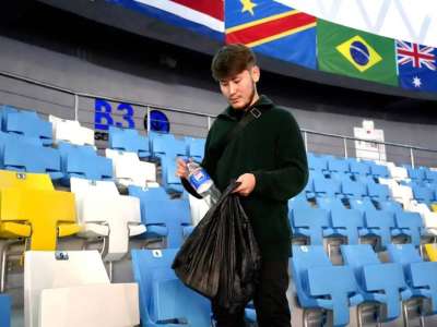 Самбодан Әлем чемпионаты: еріктілер жарыстан кейін спорт сарайында қоқысты жинады