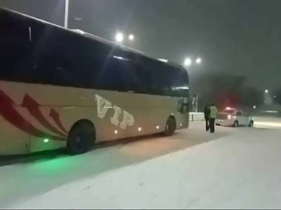 Полицейлер аязда жолда қалған шетелдік жолаушыларға көмектесті