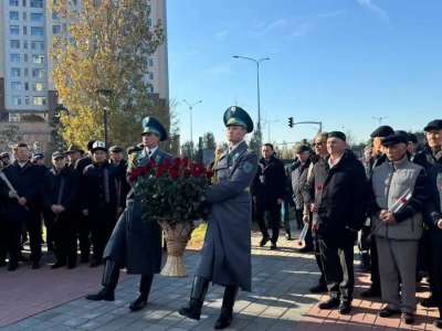 Астаналықтар Рақымжан Қошқарбаевтың ескерткішіне гүл шоқтарын қойды