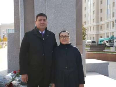 Астана мәслихатының төрағасы белгілі жазушы Роза Мұқанованы мерейтойымен құттықтады