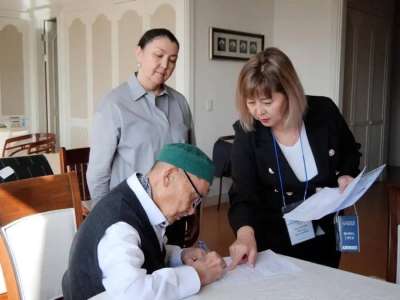 Халық жазушысы Әкім Тарази референдумға үйінен қатысты