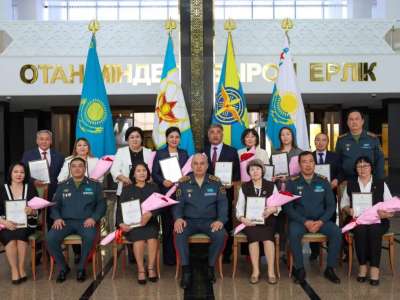 Қорғаныс министрі әскери колледждер мен мектеп ұстаздарын құттықтады