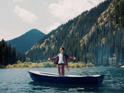 Димаш елдегі туристік орындарда бейнебаян түсіріп жатыр