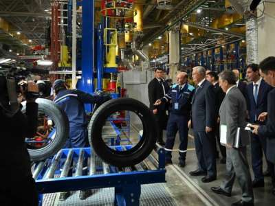 Қасым-Жомарт Тоқаев дөңгелек шығаратын кәсіпорынға барды