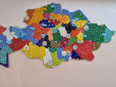 Астаналық оқушылар бөтелке қақпағынан Қазақстан картасын жасады