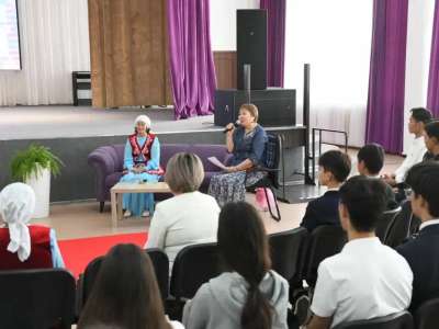 Астанада Абай Құнанбайұлының ұрпағы оқушылармен кездесті