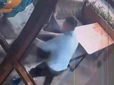 Есікті бүлдірген: Елордада белгісіз ер адам балалар кафесін бұзып кірмек болған