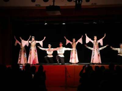 Қазақстандық «Бірлік» ансамблі Парижде өнер көрсетті