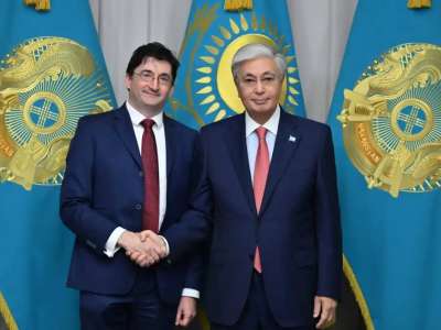 Тоқаев Стэнфорд университетінің профессорына кітабын сыйлады