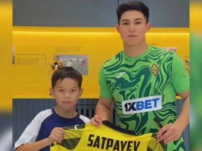 Арманы орындалды: изолентамен жейде жасаған жанкүйеріне Дастан Сәтпаев жейдесін сыйлады