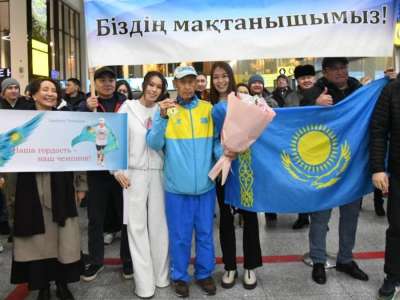 Астана әуежайында 80 жастағы марафоншы Салтанат Түйтебаевты қарсы алды