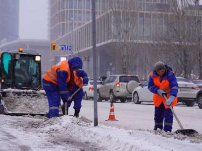 Астанада 2 500-ден астам жұмысшы қар күреуге шықты