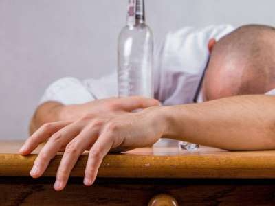 Астанада мас адам лифт есігін теуіп сындырып, шахтаға құлап кетті