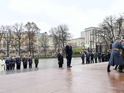 Мемлекет басшысы Мәскеудегі «Белгісіз жауынгер бейіті» ескерткіш мемориалына гүл шоғын қойды