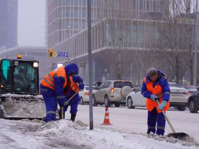 Астанада коммуналдық қызметкерлер тәулік бойы қар күреу жұмысына жұмылдырылды