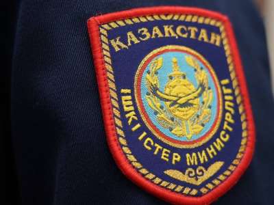 «Жүргізуші көз жұмды»: Астанада көлік жол жиегіндегі бағанға соғылды