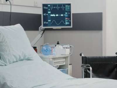 Астанада үстіне кондиционер қондырғысының бөлігі құлаған фельдшер қайтыс болды