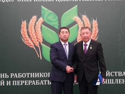 Айдарбек Сапаров аграрлық сала қызметкерлеріне мемлекеттік және ведомстволық наградалар табыстады