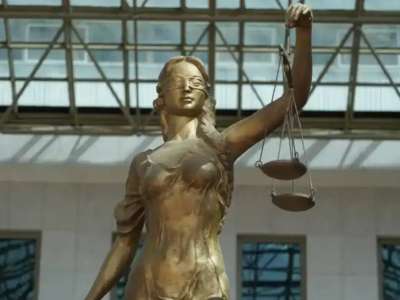 Алматыда қайырымдылық қорының басшысы жасөспірімге базарда қаражат жинатқан