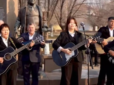 Атырауда 60 гитарашы бір мезетте Табылды Досымовтың әнін шырқады (ВИДЕО)