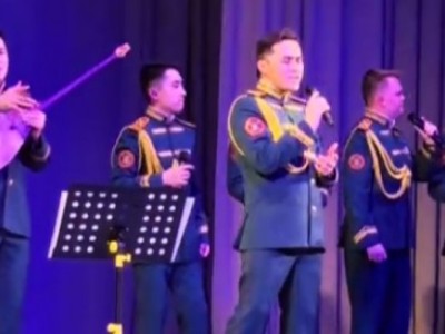 Ұлттық ұлан ерлер хоры домбыраның сүйемелдеуімен Linkin Park хитін орындады