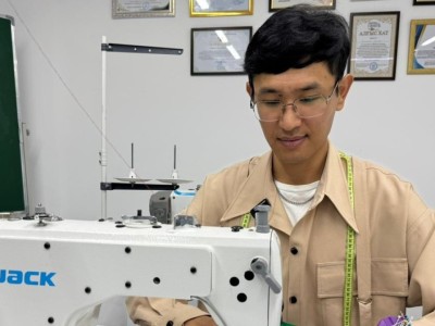 Астаналық тігінші жігіт 15 минутта бір киім тігеді