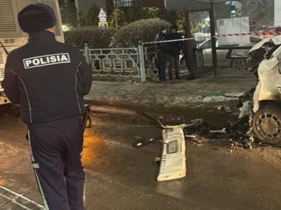 Астанада тоқтап тұрған автобусқа соғылған көлік жүргізушісі мерт болды