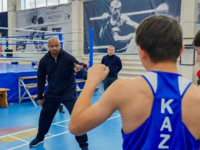 Әлемдік бокс жұлдызы Рой Джонс астаналық жас спортшыларға шеберлік дәрісін өткізді