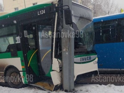 Астанада автобус жарық бағанына соғылды