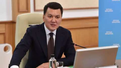 Президент жұмысшы мамандықтар мәртебесін арттыру саясатын жүйелі жүргізіп келеді - Ерлан Қарин