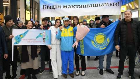 Астана әуежайында 80 жастағы марафоншы Салтанат Түйтебаевты қарсы алды