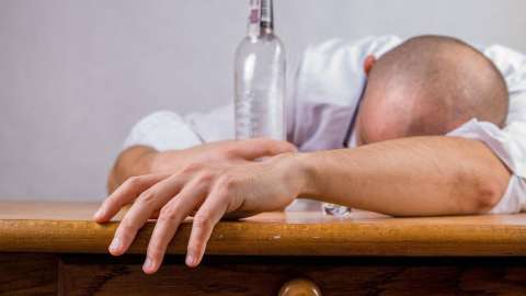 Астанада мас адам лифт есігін теуіп сындырып, шахтаға құлап кетті