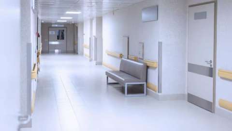 Елордадағы қасбет құлауынан жарақат алған фельдшердің жағдайы ауыр