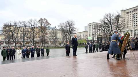 Мемлекет басшысы Мәскеудегі «Белгісіз жауынгер бейіті» ескерткіш мемориалына гүл шоғын қойды